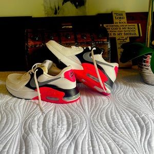 Beautiful fairly used Nike Air max.